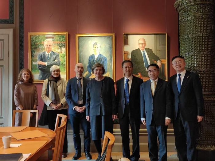 中国驻瑞典大使馆供图崔爱民介绍了中国正在加快转型升级,全面推进高