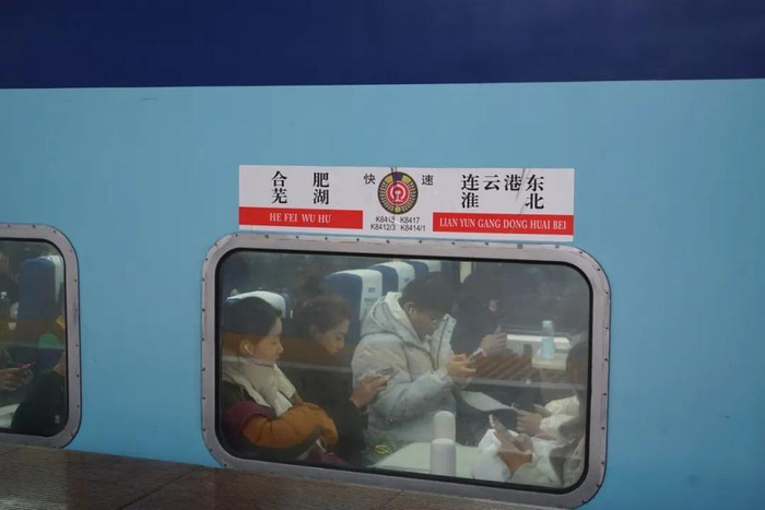 长三角地区开行的蓝色双层列车,根据不同去向和运行时间,既有硬座软座