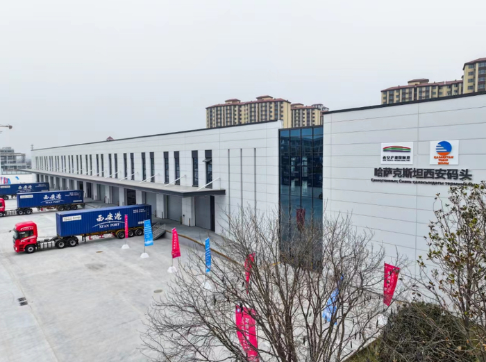 乌兰巴耶夫,西安浐灞国际港党工委书记孙艺民在阿斯塔纳现场参加仪式