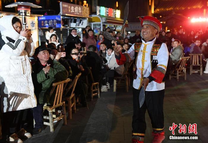 上刀山刹铧口三棒鼓等绝技在重庆酉州古城上演