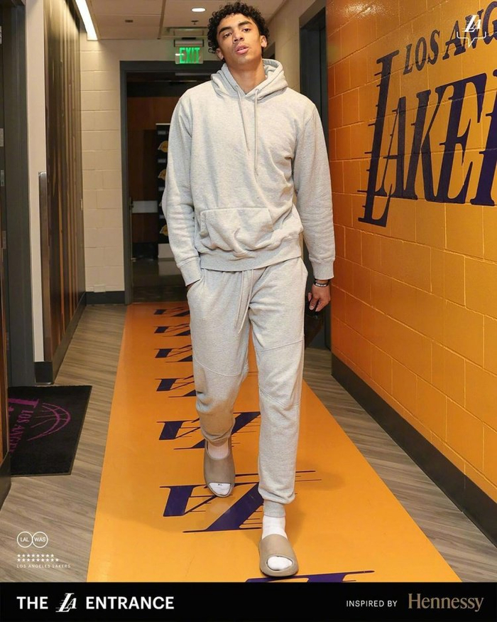 湖人穿搭:詹姆斯蓝白运动装 浓眉一身黑夹点绿|勒