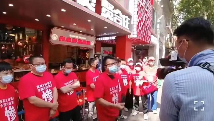 而回到与"茶芝兰事件"相近的时间点,由明星李维嘉代言的茶饮品牌"快乐