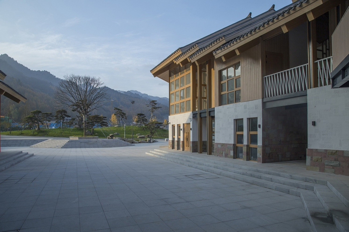 龙形建筑:康县全域旅游游客集散中心 / 共生建筑farmerson architects