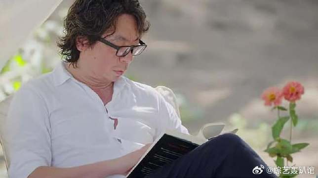 许知远连捡垃圾都独行 何炅还在喷晒,他就已到海边