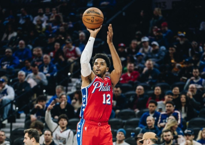 首节比赛一开始,马克西就拿到8分2篮板3助攻,哈里斯更是轰下13分2篮板