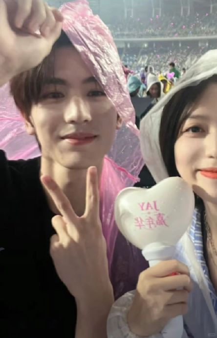 为什么牛牛跟每个女生合照都这么有cp感|心动的感觉_新浪新闻