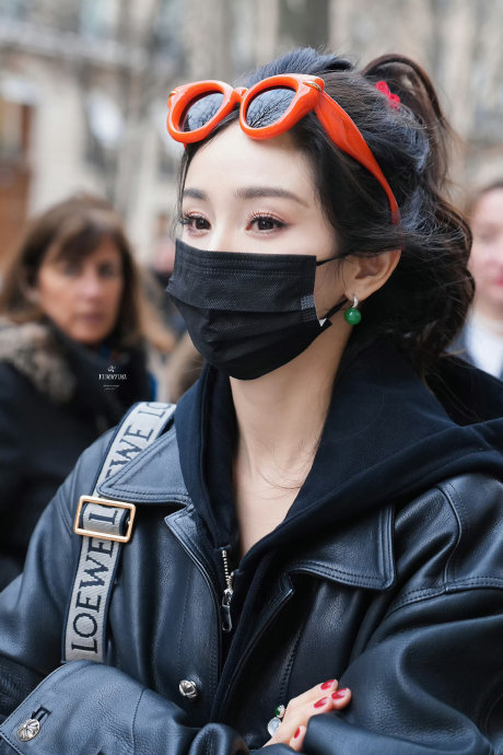 杨幂下了秀场又变身萌妹在巴黎逛店 翡翠耳环戒指搭红框墨镜……|杨幂