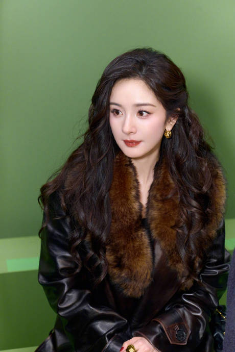 幂姐气场太强咯 女王出街太飒了 霸道女总裁闪耀巴黎|杨幂|巴黎_新浪