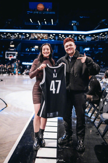 艾福杰尼和老婆现身nba篮网主场!也拥有了属于自己的篮网球衣!