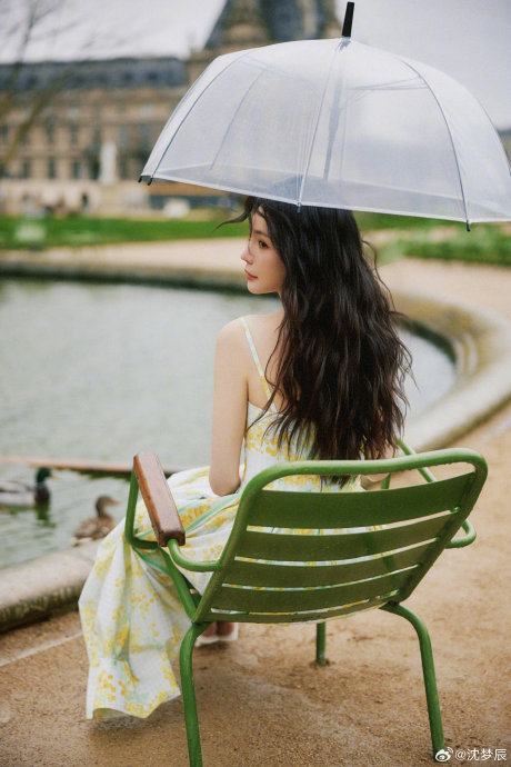 沈梦辰今日大片来啦 黄色碎花吊带裙长卷发造型清新唯美……|沈梦辰