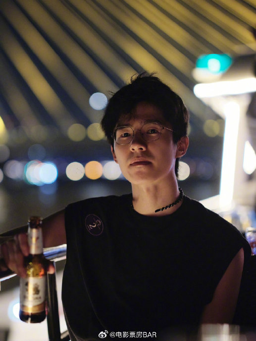 在泰国的刘昊然,状态好松弛