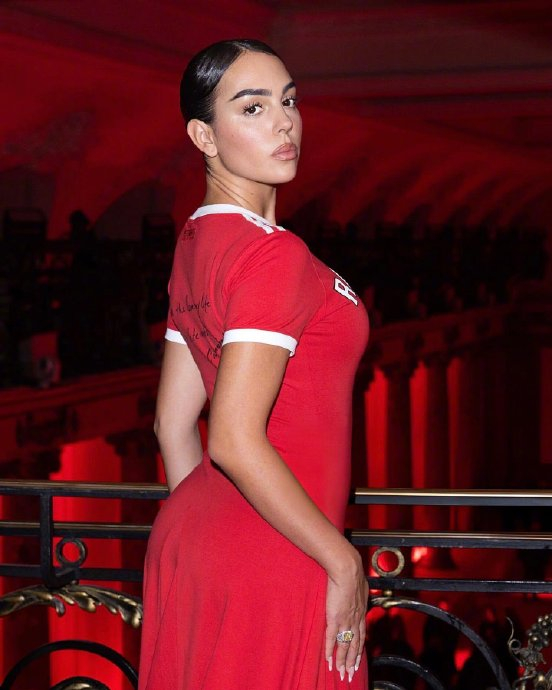 vetements 2024秋冬系列发布秀上c罗的现任女友乔治娜亮相走秀