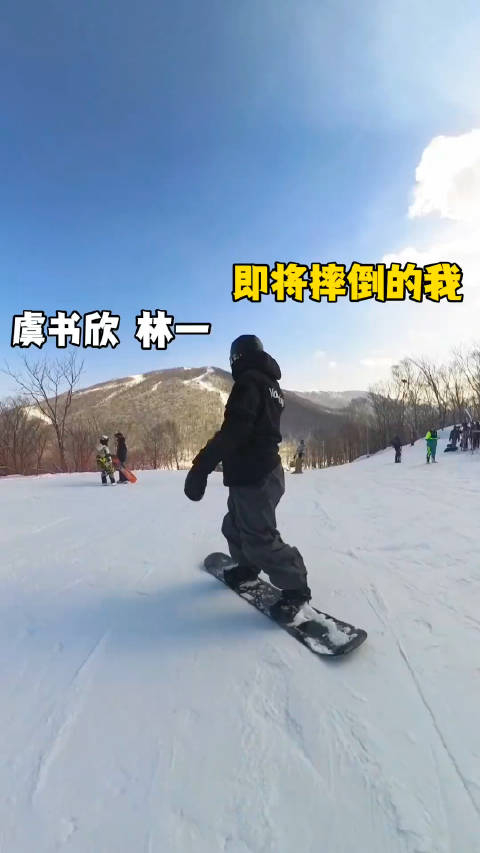 网友偶遇虞书欣林一滑雪林一像个老父亲拿着两个滑雪板