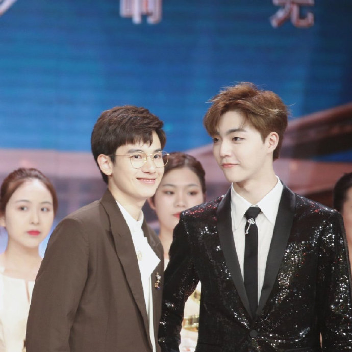 "hi 我在楼下 你俩快来接我行吗"……|陈立农|胡先煦|hi室友_新浪新闻