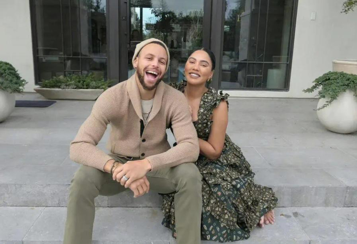 库里的妻子阿耶莎在自己创办的杂志《sweet july》的官媒上发文,自己