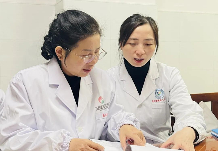 胡小青（左）在基层医院提供业务指导。受访者供图