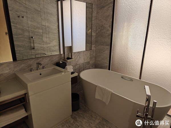 客厅有两瓶水,卫生间还有2瓶,一天有4瓶水,而且随时可以问客房要,对于