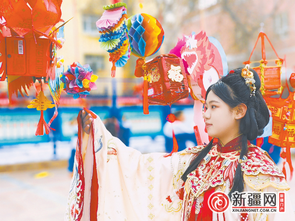 市第41中举办传统文化节，初一（1）班蔡佳轩同学身着传统服饰参观花灯街。（全媒体记者刘薇摄）