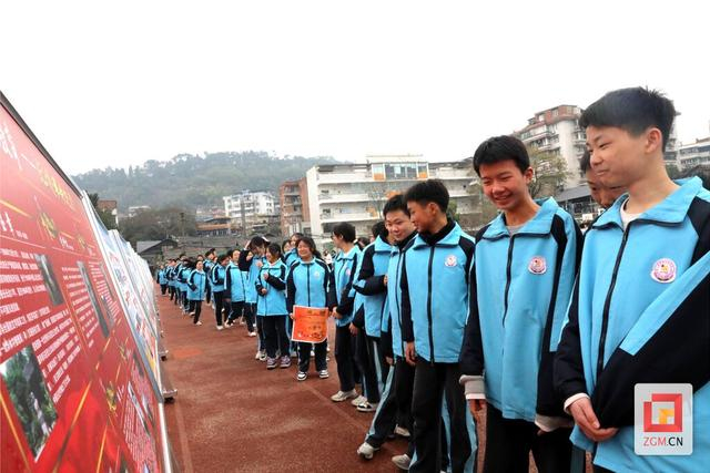 贡井区"热辣滚烫"的开学第一课|开学第一课|中学|表演_新浪新闻