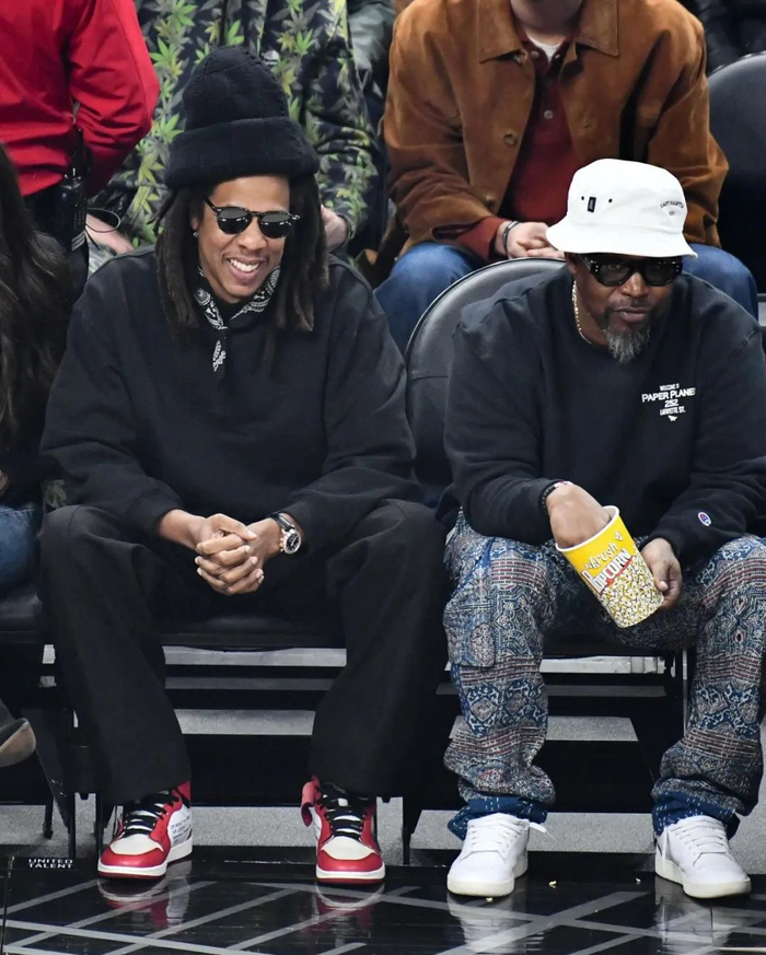 jay-z上脚「芝加哥」off-white x aj1,现在要3万一双了.