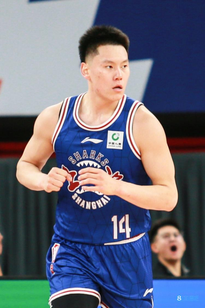 拿到两双李弘权15投6中收获19分11板4断1帽但三分4中1