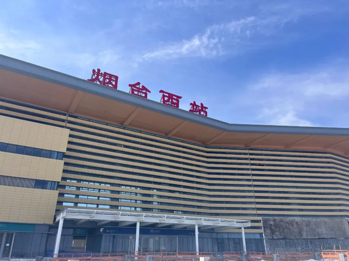 "在潍烟高铁烟台西站,站房已经矗立在眼前,施工人员正在进行设备调试.