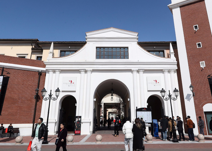 印象中,这座名品奥特莱斯小镇,之前的对外称谓是"天津佛罗伦萨小镇".