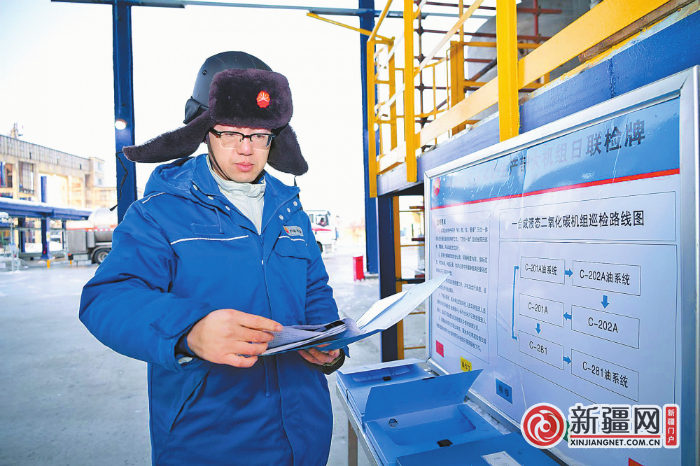 3月1日，在中国石油乌鲁木齐石化公司的生产线上，工人正忙着核对石油产品的生产数据。（全媒体记者宋建华摄）