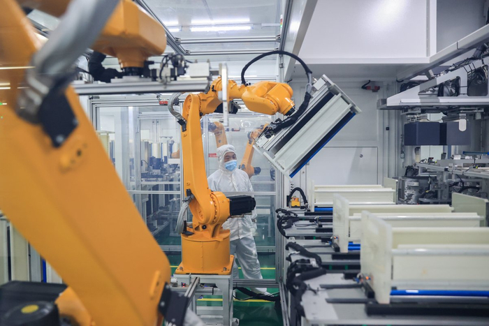 3月1日,位于襄城县产业集聚区的平煤隆基新能源科技有限公司,员工正在