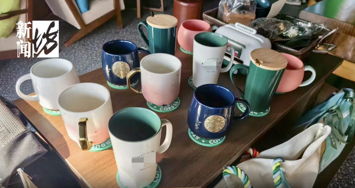 店内的杯子带有"星巴克"标识