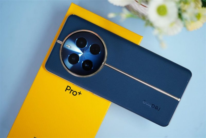 潜望长焦杀入2k价位真我12pro评测新一代质价比之王非它莫属