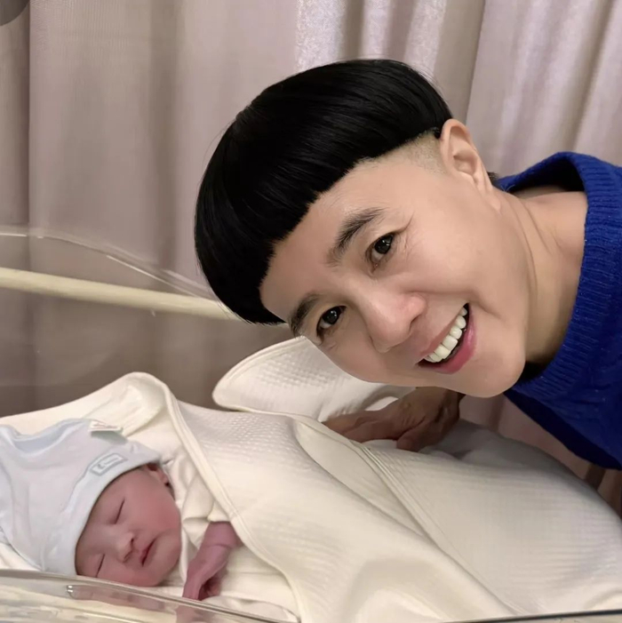 金龟子与外孙合照