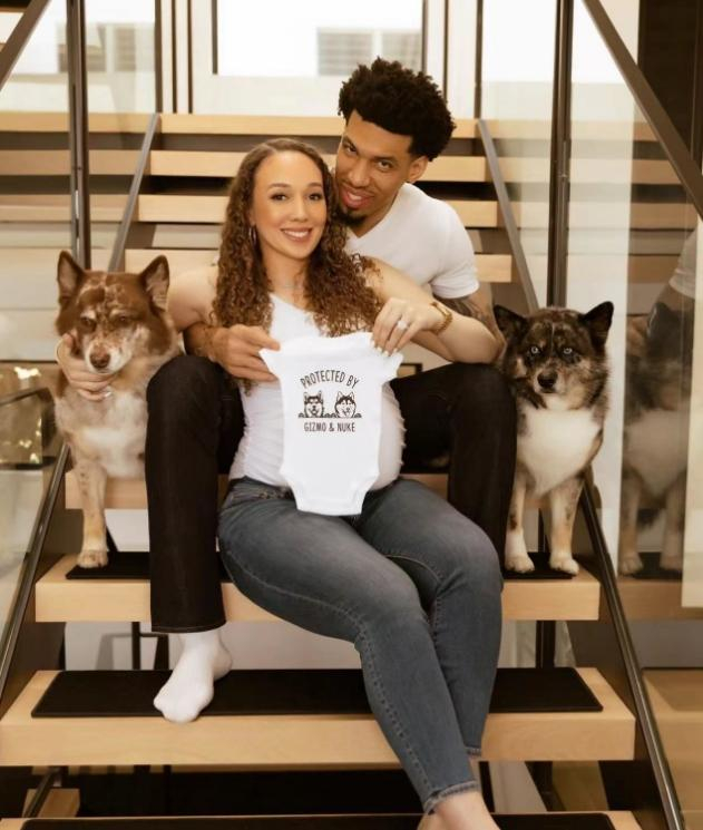 丹尼格林和女友近照,角色球员拿3冠,赚1.