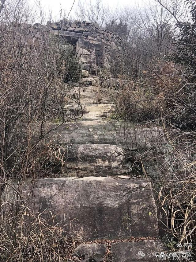 最高的一片平坦岩石上凿出一个捣臼窝来,直径40厘米,深20厘米,捣臼