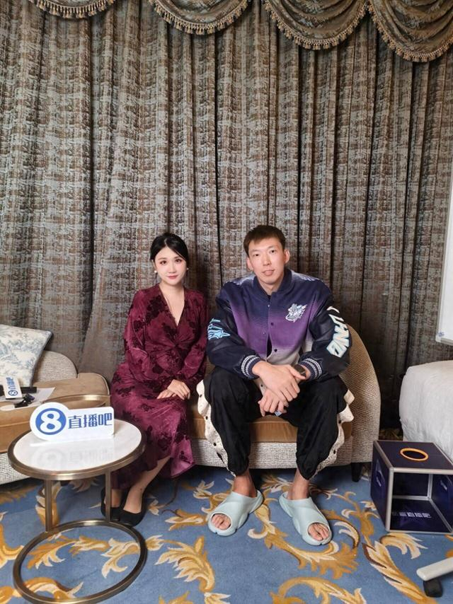 直播吧专访周琦 小吧发现他的脚踝还有明显的肿胀|周琦_新浪新闻