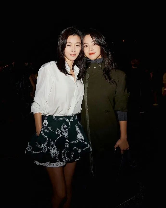 42岁全智贤和44岁汤唯亲密同框照,大约是这辈子最丑的时刻……|汤唯