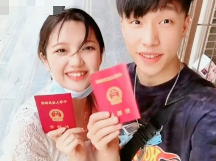 张兆艺随后,也有网友扒出了邢凯轩站在北大校门口拍摄的照片.