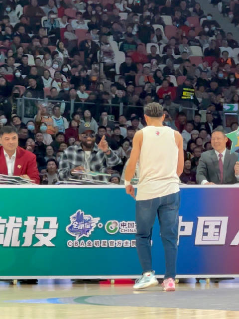 现场视角近距离欣赏万磊在中国人寿扣篮大赛决赛的满分一扣吧