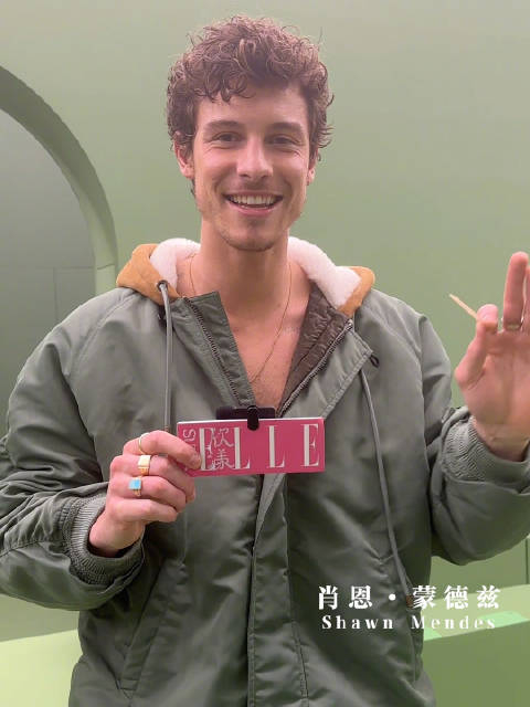 歌手shawnmendes现身loewe2024秋冬女装大秀