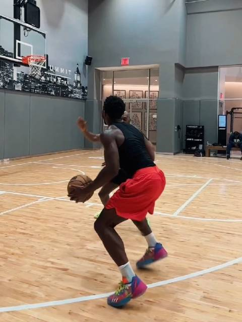 多诺万米切尔去年休赛期的训练这记转身虚晃撤步跳投真帅