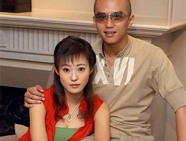 坐在评委席上的郝蕾,就是邓超的前女友,他们曾经深深相爱,合作过经典