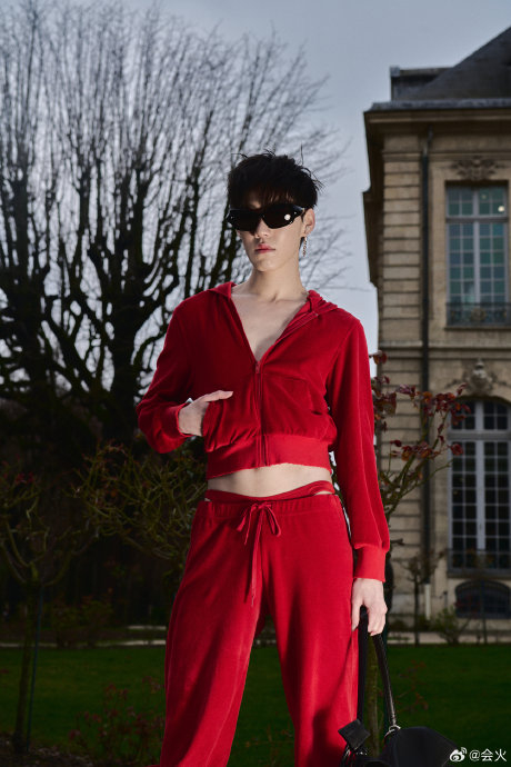 林祎凯pp现身巴黎时装周,红色运动套装个性十足|巴黎时装周|套装_新浪