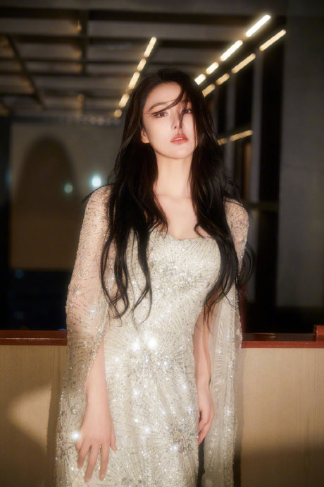 张馨予鎏光拖尾裙直接杀疯了好吗……|张馨予_新浪新闻