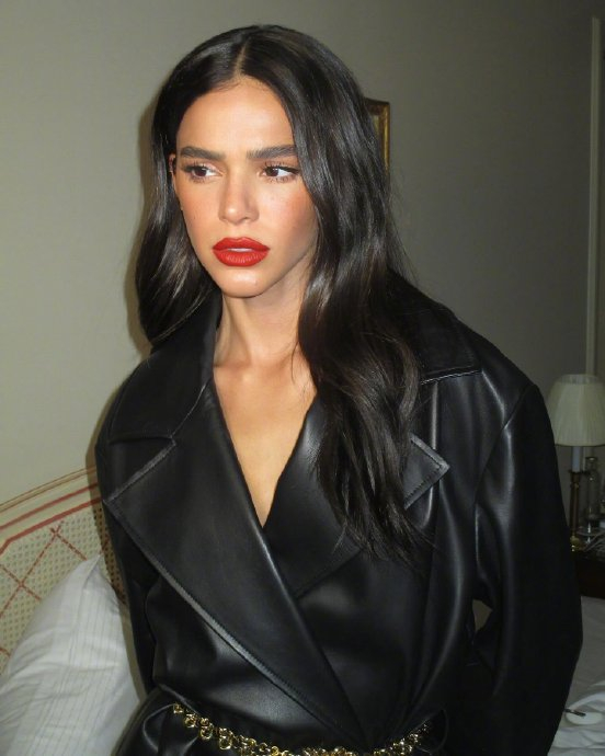 亮相loewe 2024秋冬系列发布秀的巴西演员布鲁娜·马尔科辛bruna……|