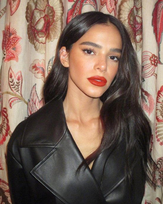 亮相loewe 2024秋冬系列发布秀的巴西演员布鲁娜·马尔科辛bruna