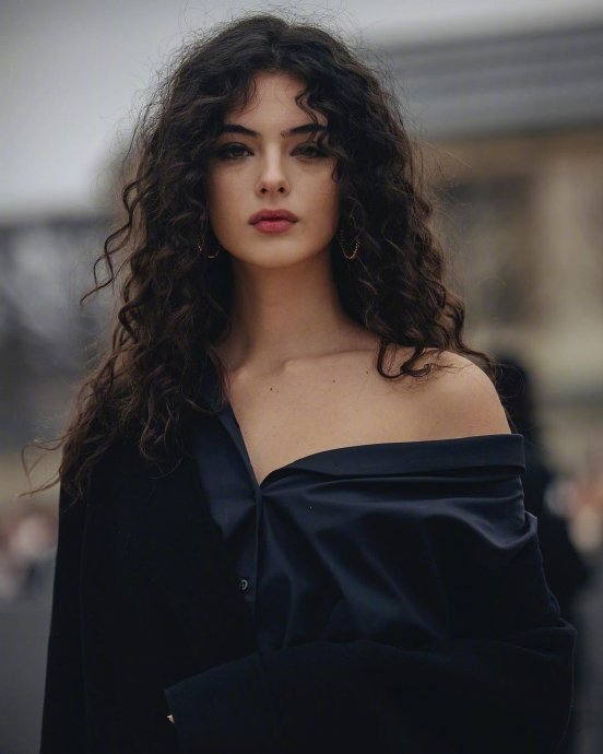 莫妮卡·贝鲁奇的女儿戴娃·卡塞尔