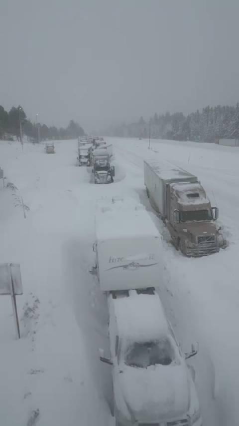 下雪封路照片图片