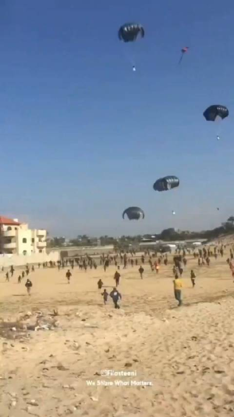 来自加沙地带北部居民的说,一些空投的食物已经过期……_手机新浪网
