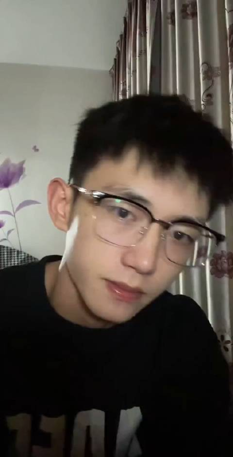 戴眼镜和不戴眼镜哪个更帅