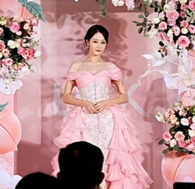 今天的迪丽热巴是水蜜桃公主吧,粉色蛋糕裙和热巴绝配!
